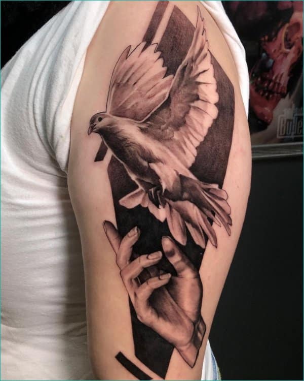 Doff Tattoo  dove whitedove dovetattoo pigeon pigeontattoo white  black blacktattoo tattoo blackandwhitetattoo naturetattoo  tattooinspiration realismtattoo realisticink realisticart  whiteinktattoo inked gołębie tatuaż chawrantattoo 