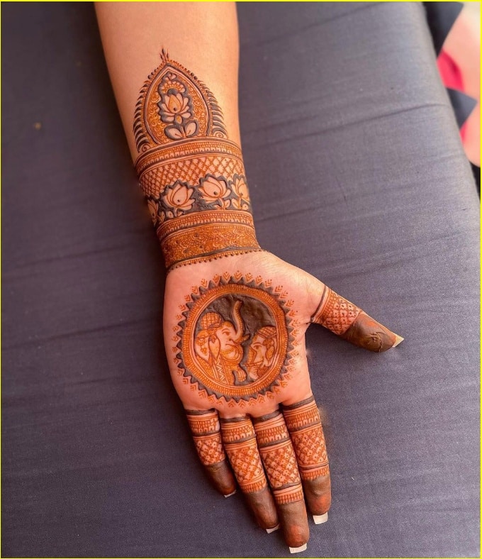 simple henna tattoo
