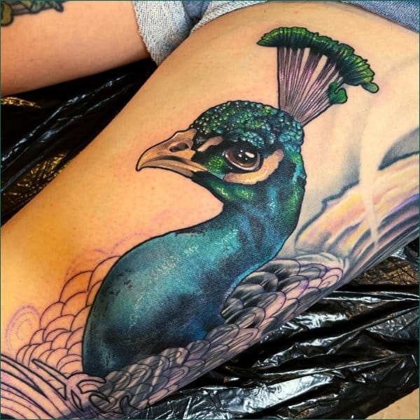 mejores tatuajes de muslo de pavo real