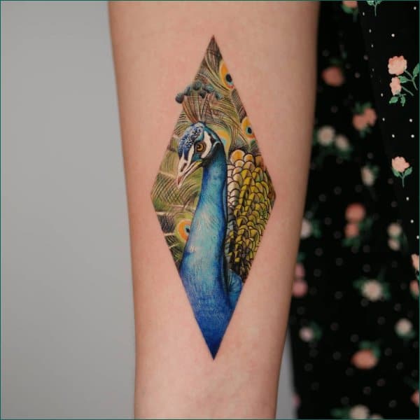 30 Pretty Peacock Tattoos On Leg