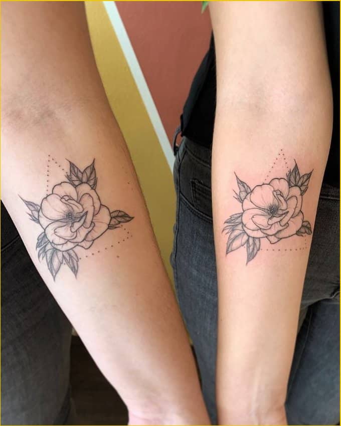 Tatuaggio per sorelle disegno tattoo rosa tatuaggio dedicato alla  famiglia  Matching sister tattoos Rose tattoos on wrist Tattoo styles