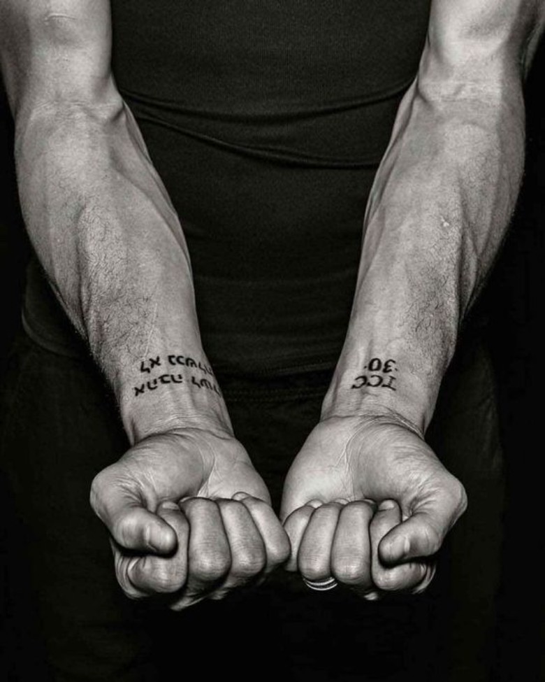 Stephen Curry’s use of Hebrew script in his tattoos underscores his deep connection to his faith. Beyond the “Love Never Fails” tattoo, Curry also has a tattoo on his right wrist that reads “קרי” (Curry) in Hebrew.